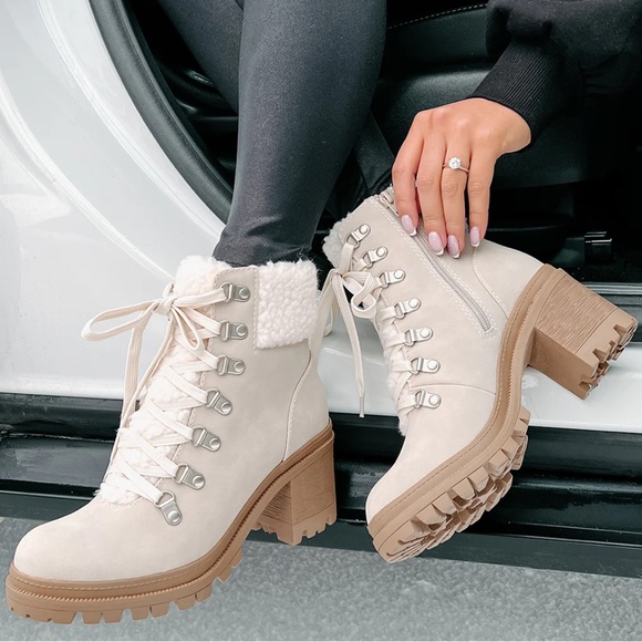 NWT Women’s Coconut lace up lug boots with faux fur detail Winter Boots Booties - Picture 2 of 10
